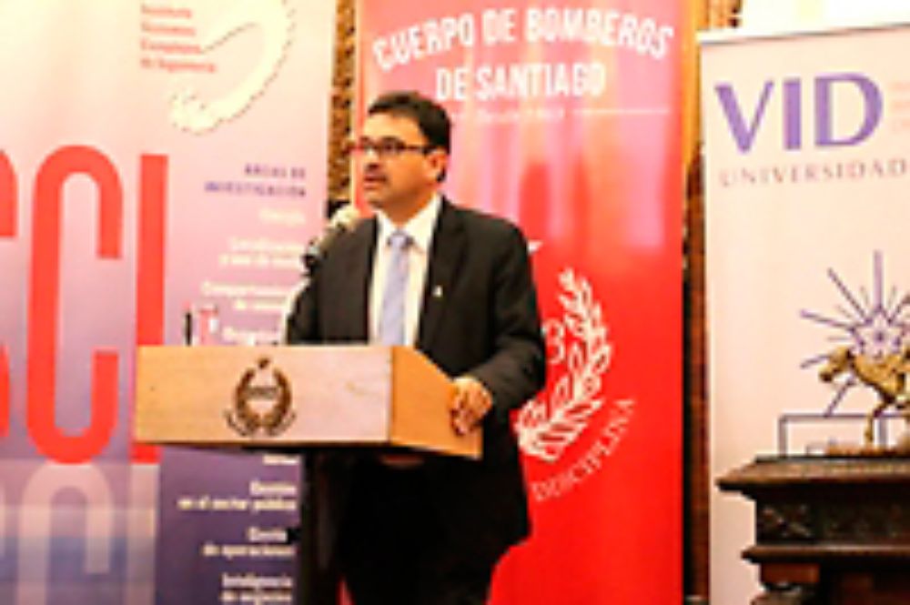 "No miramos la transferencia tecnológica desde la estrechez de la relación entre universidad y mercado", sostiene el Vicerrector de la VID, Flavio Salazar.