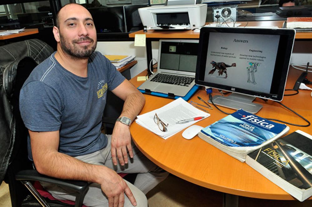 Bruno Grossi, académico e investigador del Laboratorio de Robótica de la Facultad de Ciencias Físicas y Matemáticas de la U. de Chile.