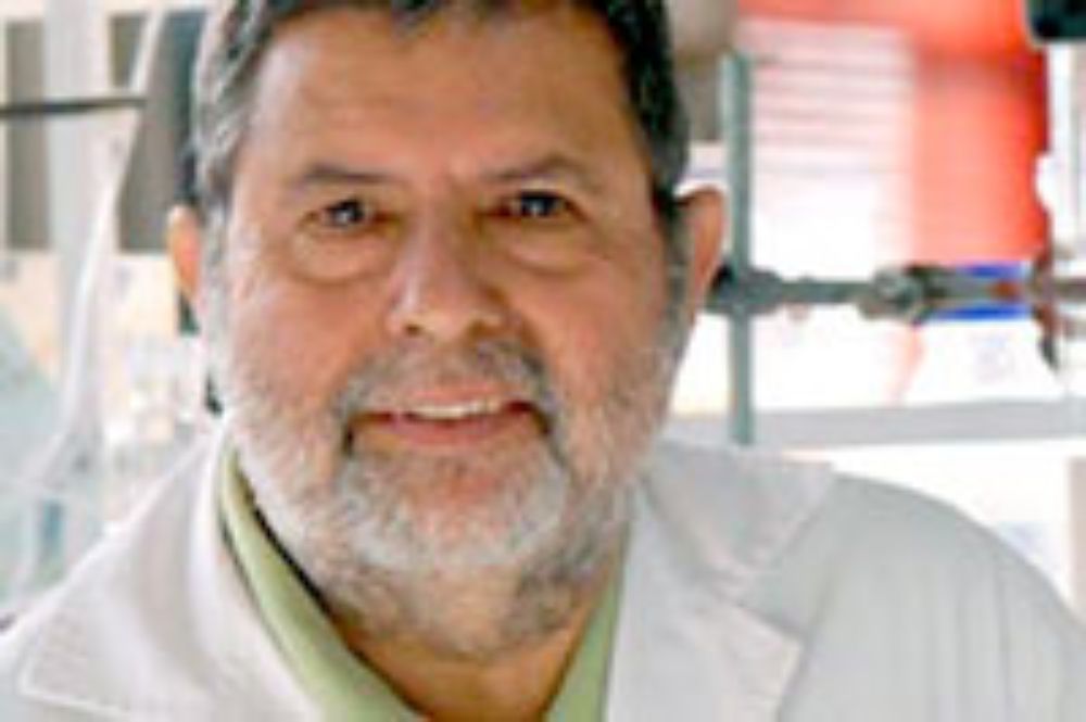 Dr. Néstor Lagos, jefe del Laboratorio de Bioquímica de Membranas de la Facultad de Medicina de la U. de Chile, que descubrió este nuevo fármaco.