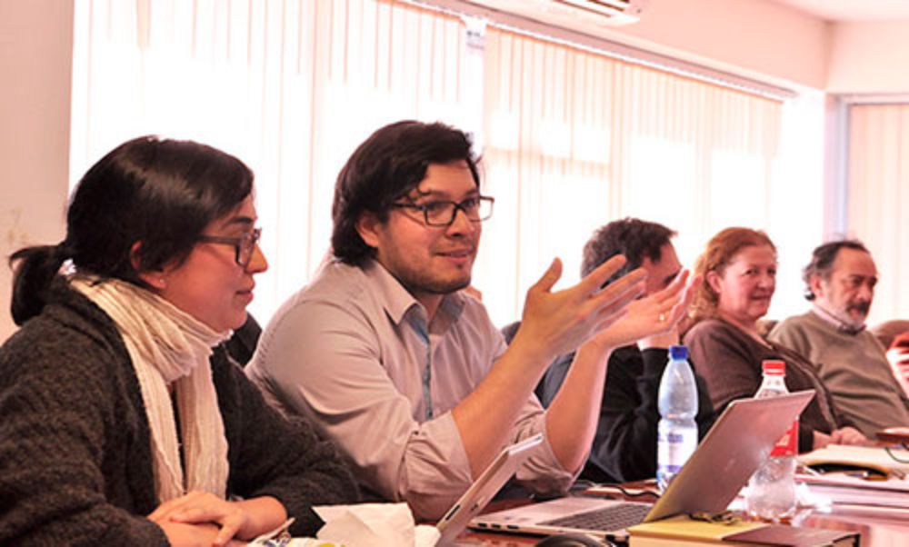 Daniela Ejsmentewicz junto a Julián Cortés en una de las reuniones de la Comisión, integrada por académicos de diferentes Facultades de la Universidad.