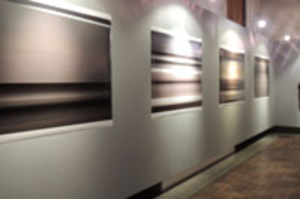 "Las imágenes que estoy exhibiendo son más radicales, más abstractas, en el sentido de la que gente puede entrar pensando en que se encontrará con paisajes y no ver nada de eso", dijo el artista.