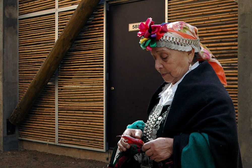 La comunidad Newen Winkel de Huechuraba está compuesta de 25 viviendas que incluyen la cosmovisión mapuche en su diseño.