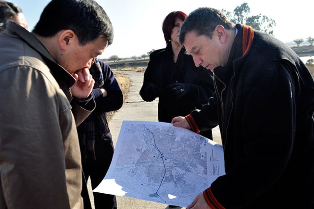 El profesor Juan Carlos Letelier junto al profesor Yoshiaki Ohsawa en el recorrido por Carén.
