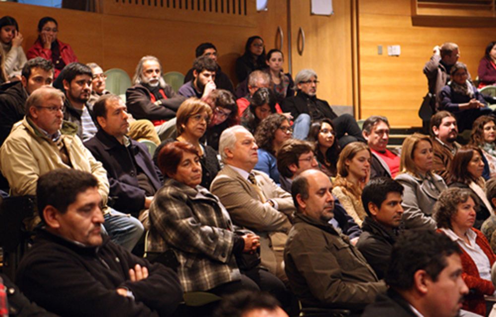 El Dr. Bustamante realizó su charla magistral ¿Maxwell meets Malpighi: The mechanics of molecular machines one at a time¿ en la que explicó a la audiencia el trabajo realizado en su laboratorio.