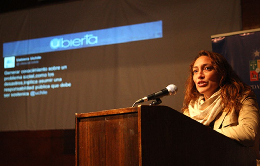Profesora Sonia Pérez, coordinadora académica del curso "Vulnerabilidades ante desastres socionaturales"