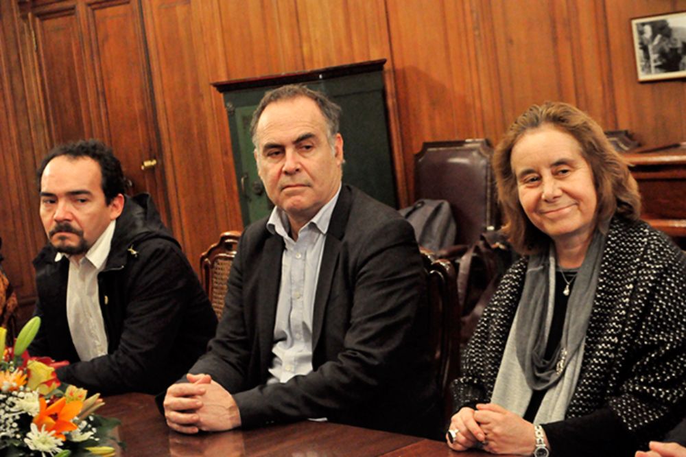 De la Facultad de Ciencias Sociales, el profesor Sergio Flores, director académico y el decano Roberto Aceituno, y por parte de la Faculta de Arquitectura y Urbanismo, la decana Marcela Pizzi.