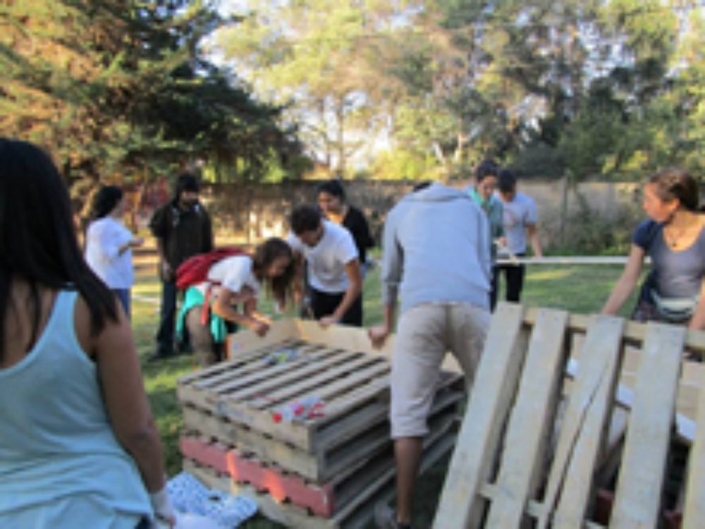 Los estudiantes del taller participaron en la construcción de un huerto comunitario ubicado en la sede de la Cooperativa Agrícola José Maza.