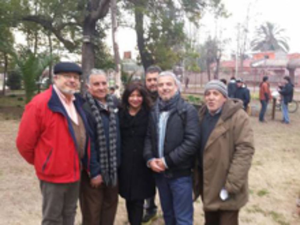 El profesor Juan Manuel Uribe junto a representantes de organizaciones sociales y autoridades locales.