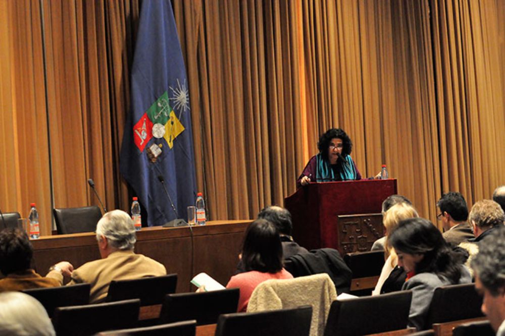 La vicerrectora de Extensión y Comunicaciones, Faride Zeran, quien presentó la edición especial de la Revista Anales de la Universidad de Chile, dedicada al aniversario de la Facultad de Ciencias.