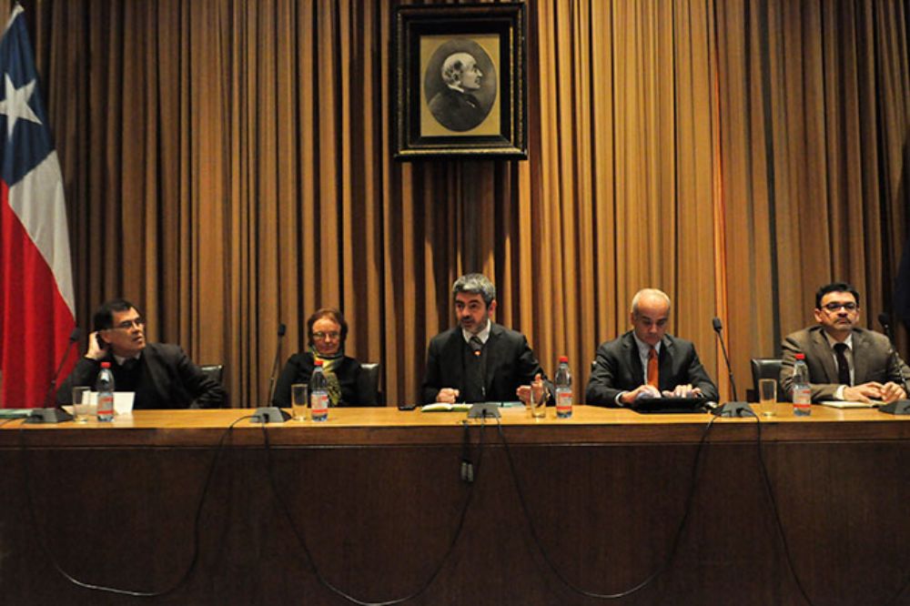 Los integrantes de la primera mesa de la jornada titulada "¿Qué entendemos por ciencia para el desarrollo?"