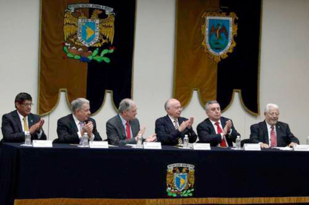 Vivaldi hizo hincapié en que las instituciones públicas deben enlazar la excelencia académica y la investigación con el histórico compromiso social que han mantenido en la región.