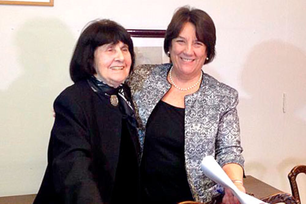 La Premio Nacional de Artes Plásticas 2015, Roser Bru, con la ministra Adriana Delpiano.