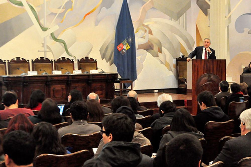En la apertura del cónclave universitario el Rector Ennio Vivaldi defendió el valor del debate de diferentes ideas en la Universidad para terminar con la segregación y construir una país cohesionado. 
