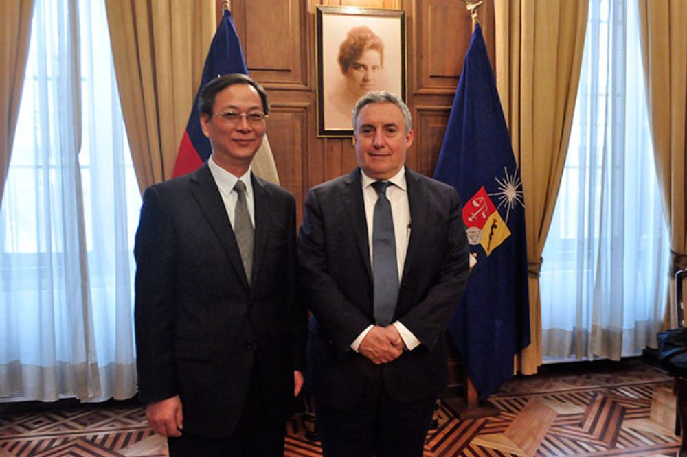 El embajador Li Baorong junto al Rector Vivaldi. 