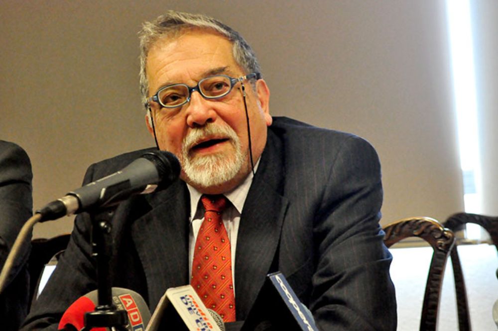 Abraham Santibáñez, creador, subdirector y director de la revista Hoy es el Premio Nacional de Periodismo 2015.