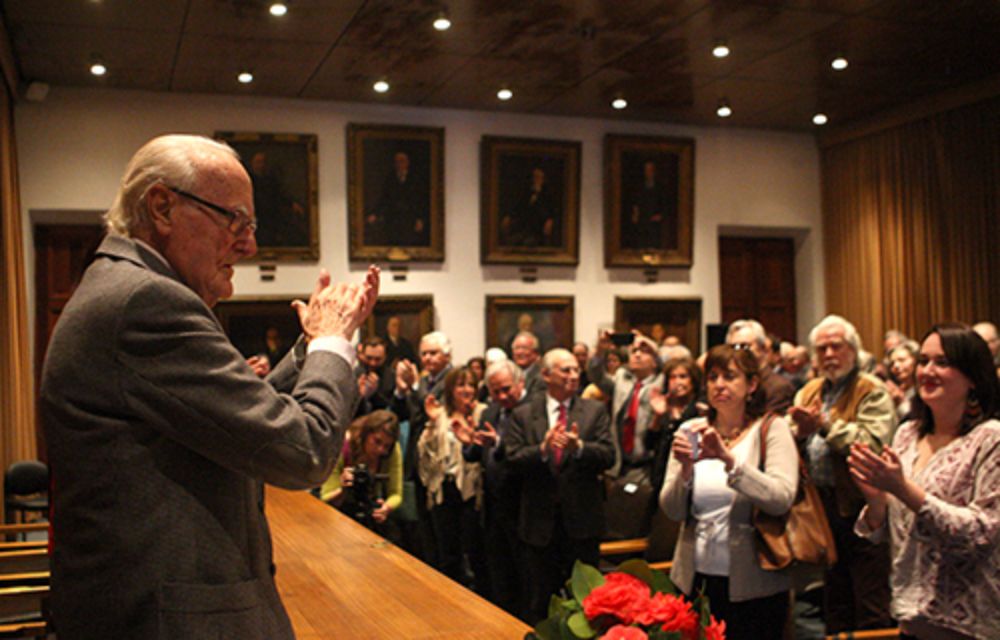 Con una gran asistencia de autoridades universitarias, académicos, familiares y representantes de organismos de DD.HH. se realizó la ceremonia en homenaje a Víctor Pey.