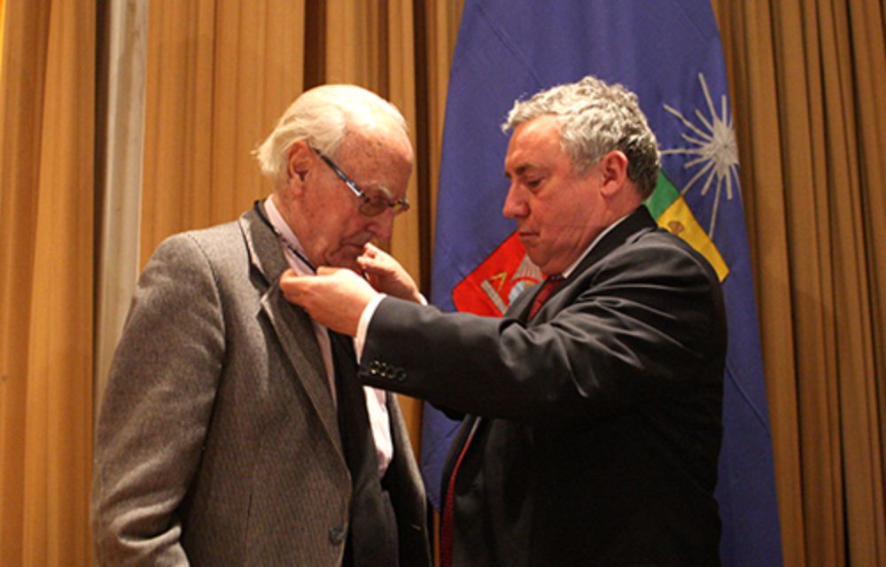 El Rector Ennio Vivaldi le hizo entrega de la distinción "Medalla Rectoral", que se le confiere a personajes ilustres en vistas de su aporte a la Universidad o al país.