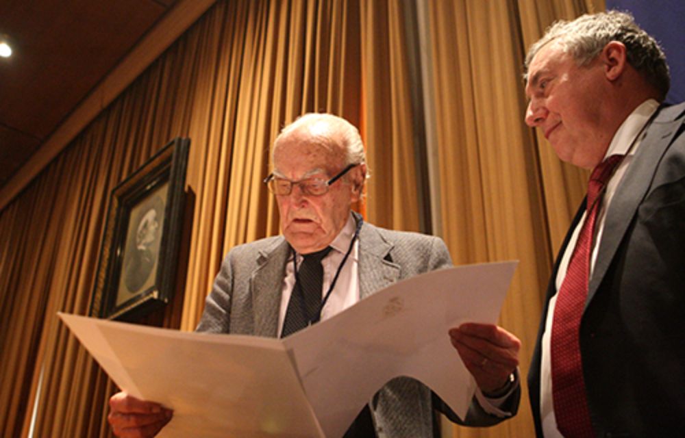 Víctor Pey recordó, entre otros acontecimientos, cuando refugió al poeta Pablo Neruda tras ser desaforado en 1948 durante la aplicación de la Ley de Defensa de la Democracia.