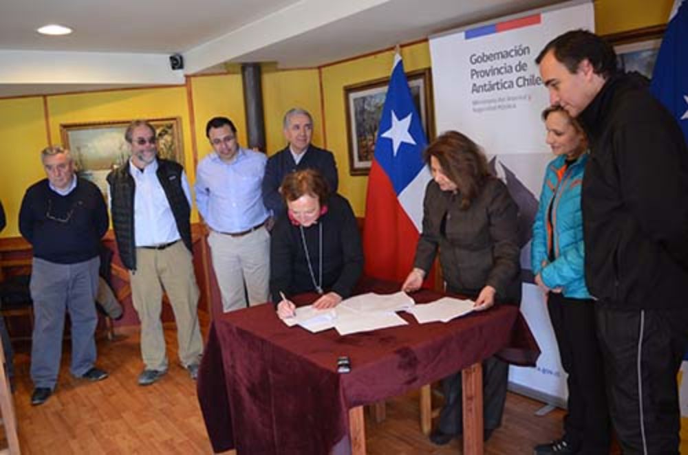 Mary Kalin firmando el convenio este domingo 6 de septiembre en Puerto Williams.