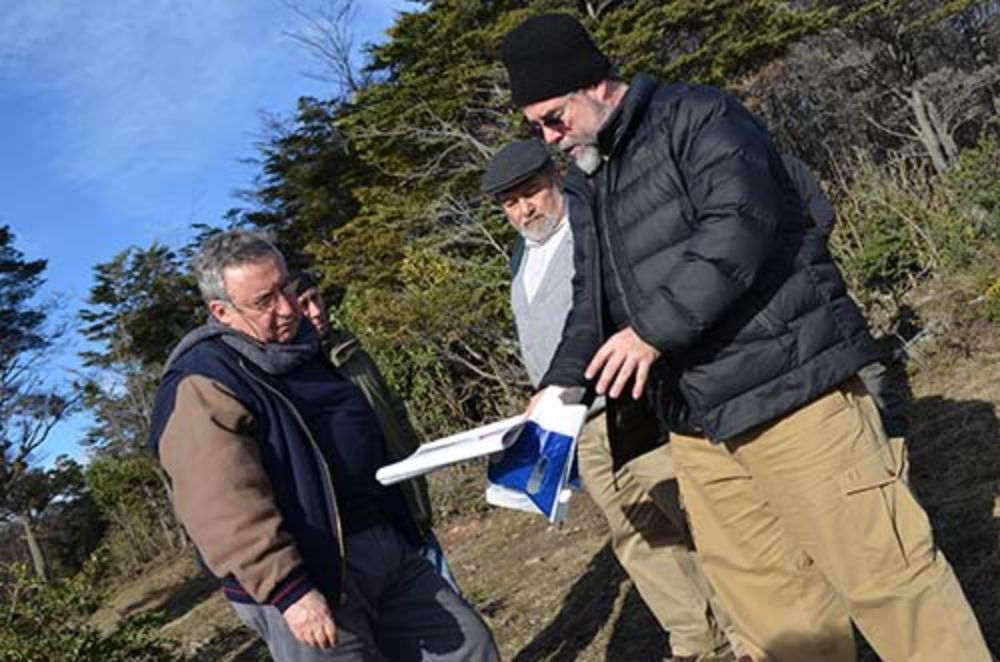 El rector Vivaldi junto al profesor Ricardo Rozzi en los terrenos donde estará emplazado el Centro.