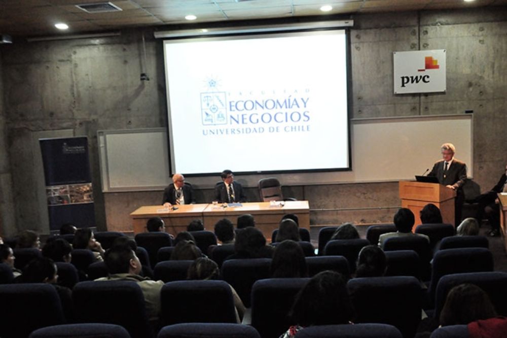 Ito fue condecorado por la Casa de Bello por su destacada trayectoria como economista.