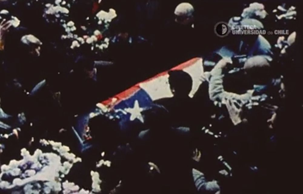 Las imágenes recogen distintos episodios de la vida de Neruda, hasta sus funerales.