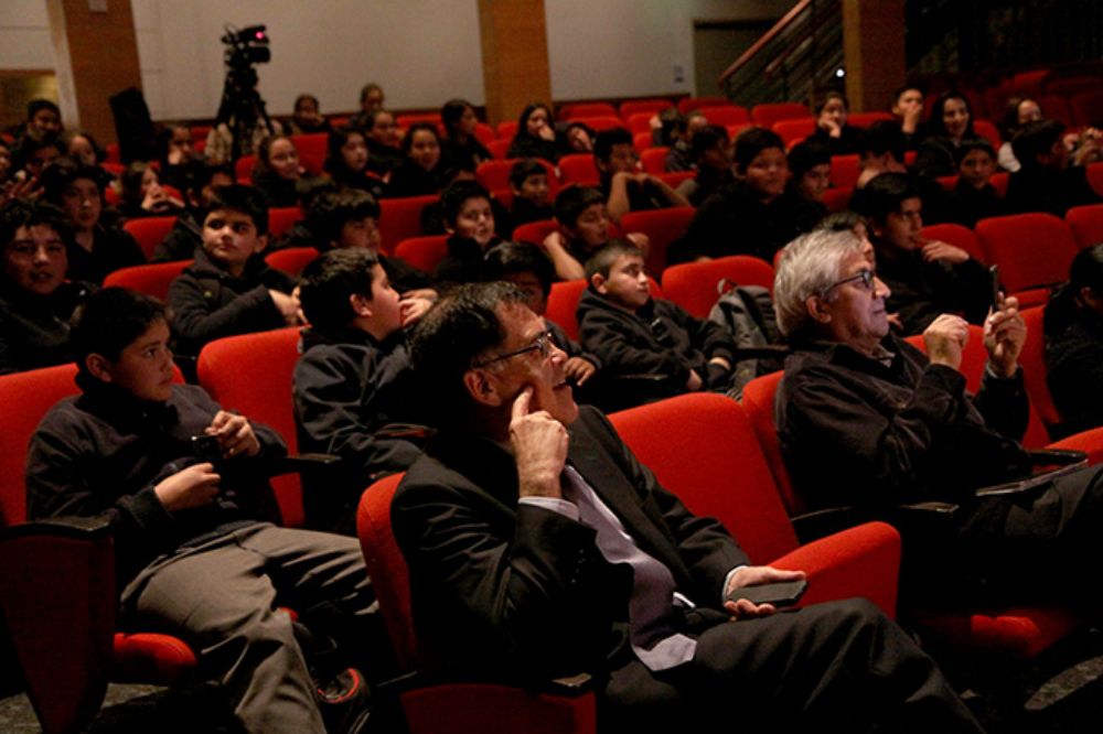 Más de ochenta niños del Liceo Ciudad de Brasilia de Pudahuel fueron parte de esta presentación, luego de la cual recibieron un ejemplar del libro.