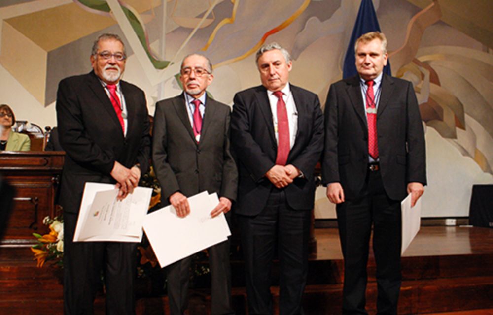 El Rector Vivaldi junto a los Premios Nacionales de este año.