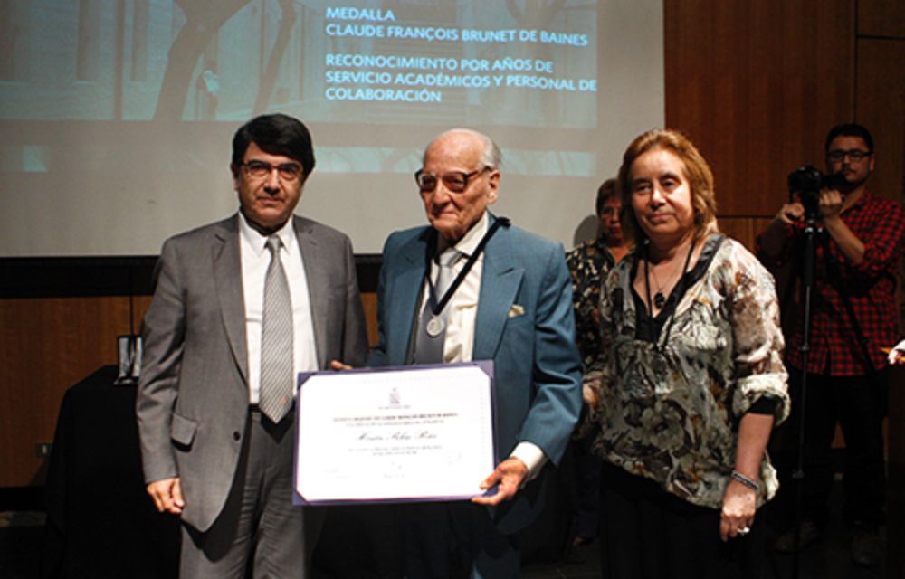 Hernán Behm, ganador de la "Medalla Arquitecto Claude Francois Brunet de Baines".