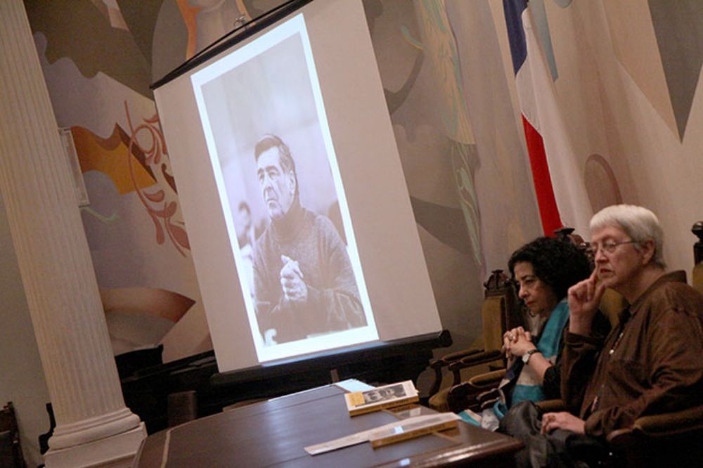 Humberto Giannini estudió en la Universidad de Chile, donde también formó generaciones e investigó matrices y autores de la filosofía, siempre de una perspectiva cercana y cotidiana.