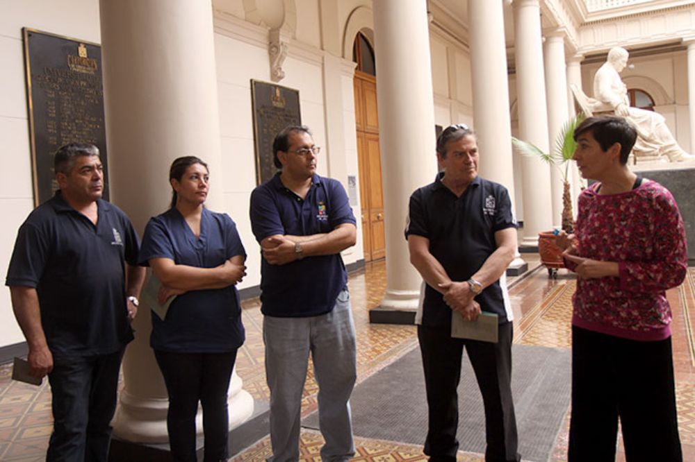 Los funcionarios de Casa Central (de izq. a der.) Óscar Urzúa, María Poblete, Miguel Tapia yJorge Baeza, junto a la directora del Archivo Central A. Bello, Alejandra Araya.