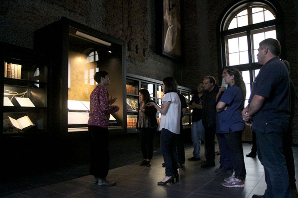Vista general de la visita a la Sala Museo Gabriela Mistral, donde Alejandra Araya explicó detalles de cada elemento expuesto.
