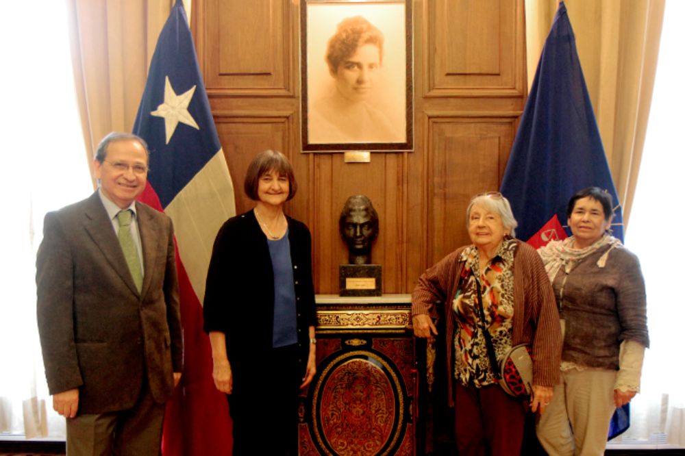 El jurado estuvo integrado por el Rector Ennio Vivaldi, la vicerrectora Rosa Devés, por Emma Salas de la Asociación de Mujeres Universitarias de Chile y la galardonada de 2014 María Victoria Castro.