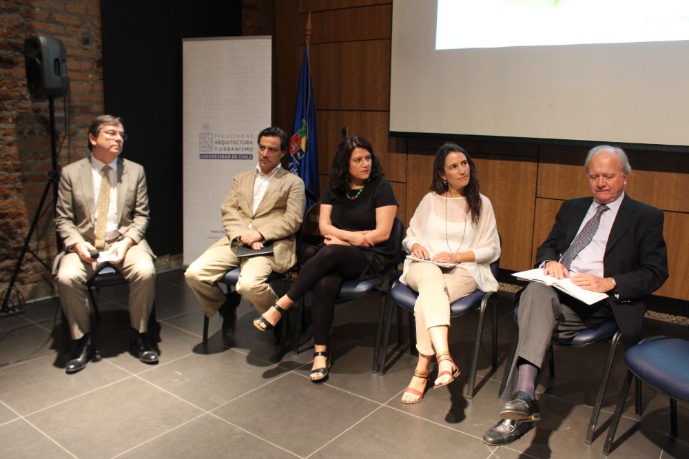 El segundo panel lo conformaron Luis Eduardo Bresciani, presidente del CNDU; Paola Jirón, académica FAU y Catalina Justiniano, directora ejecutiva de "Junto al Barrio".
