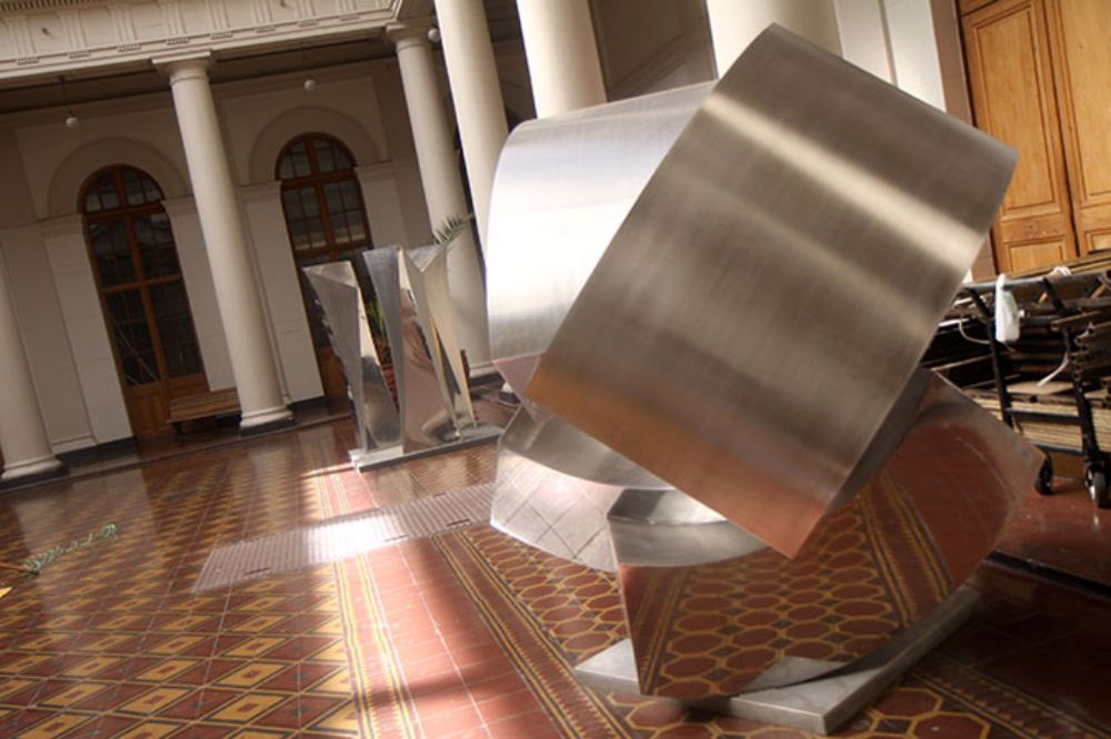 El patio Domeyko de la Casa Central aloja a estas tres piezas que el público puede visitar de forma abierta y gratuita.