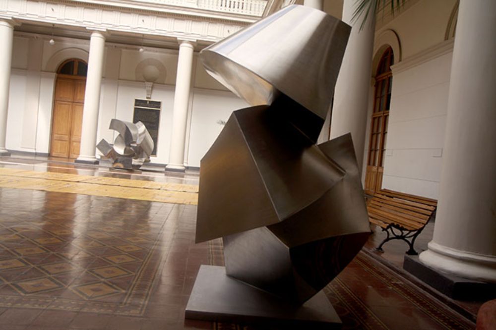 La artista Cristina Pizarro estudió en la Facultad de Artes de la Universidad de Chile y ha trabajado con el acero inoxidable en sus piezas durante los últimos 20 años. 