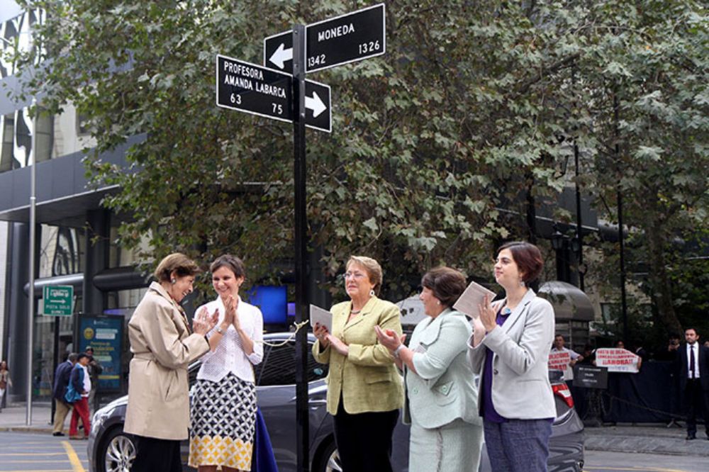Rosita Enríquez, nieta de Amanda Labarca, junto a la alcaldesa Tohá, la Presidenta Bachelet, y las ministras Delpiano y Pascual.