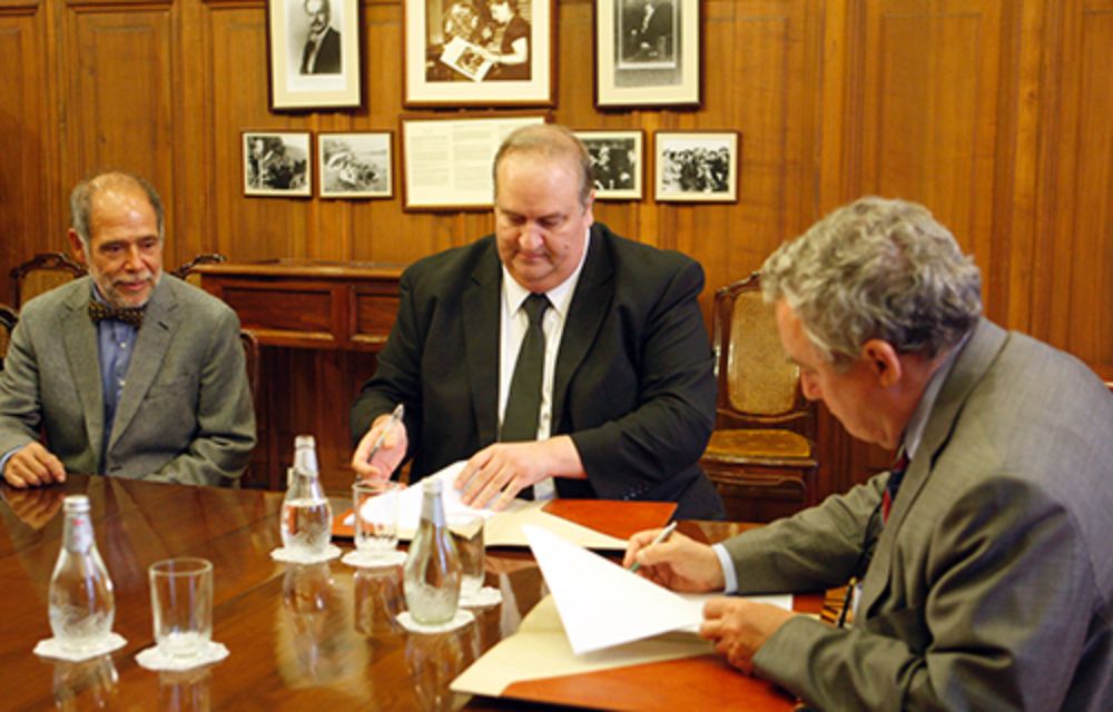 El pasado martes 29 de marzo la U. de Chile firmó un convenio con Laboratorios Silesia, entidad que comprometió un aporte económico para el Proyecto Educación Sexual y Género de nuestro plantel.