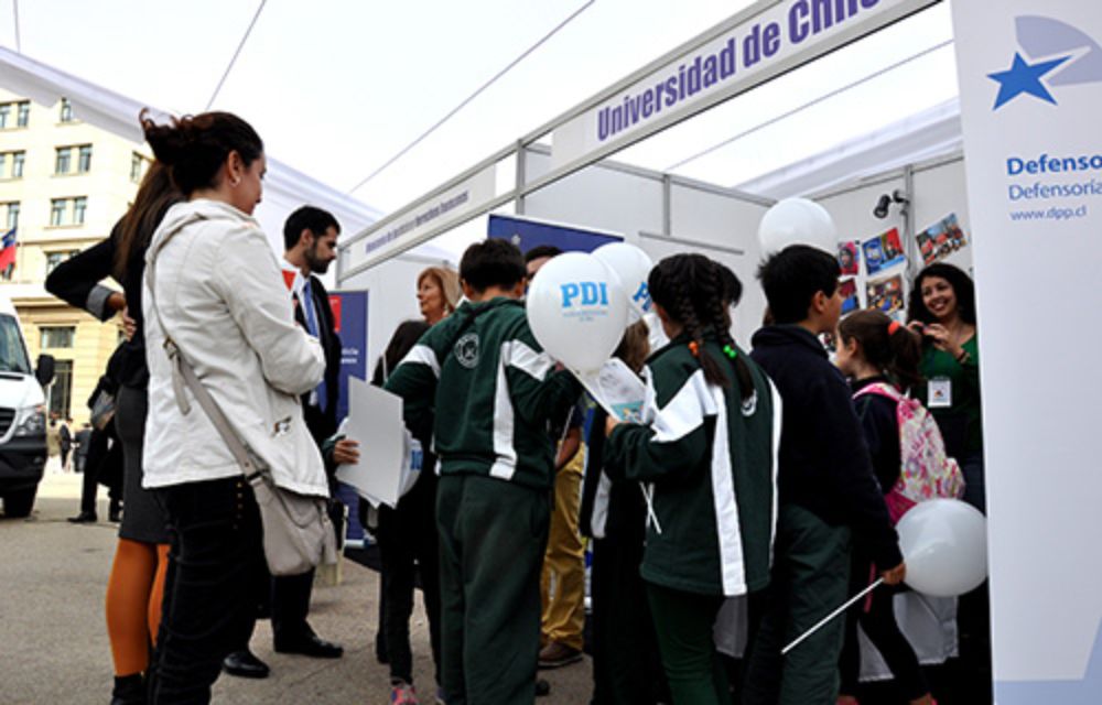 "Esta iniciativa es una experiencia única para los futuros profesores de Matemáticas y Física que formamos en nuestra Facultad", destacó el decano.