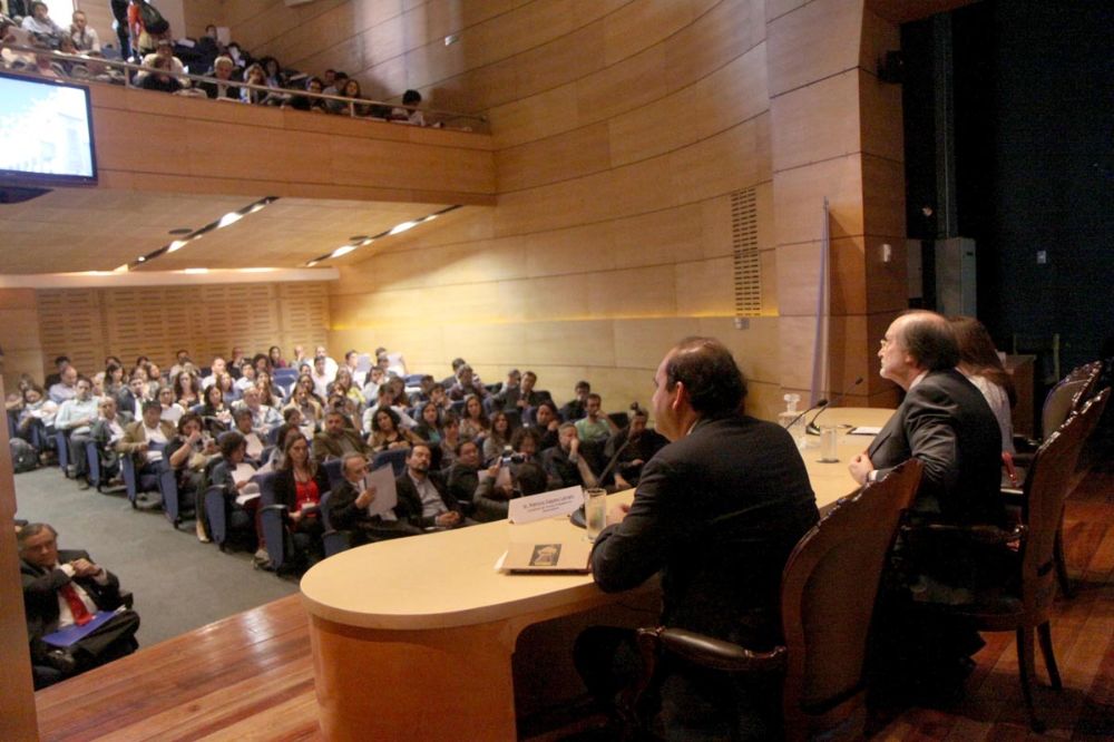 La actividad se realizó en el Aula Magna de la Facultad. 