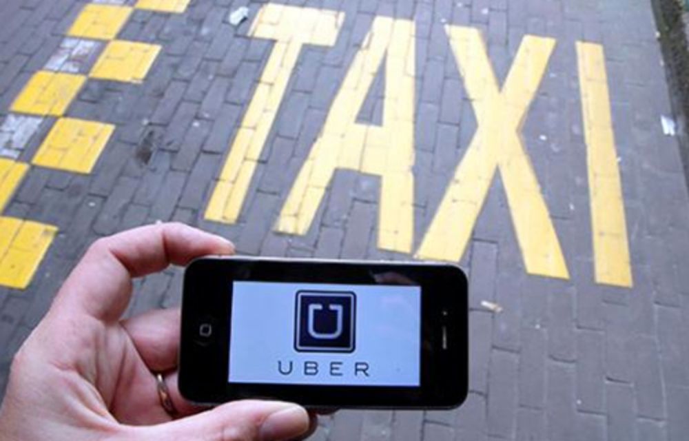 "Cómo mejoramos la gestión del transporte de taxis de manera particular, y la de transporte de manera general", es otra de las reflexiones que plantea la académica de la FAU. 