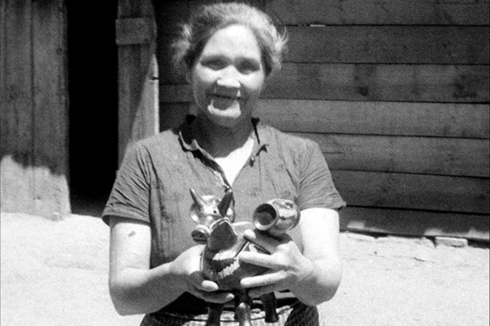 Una de las cintas muestra la cotidianidad de las artesanas de Quinchamalí, la que podrá ser vista este sábado en el MNBA. 