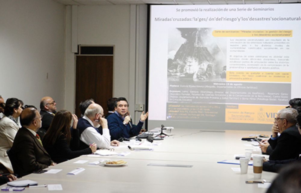 El profesor Campos expuso los últimos avances en sismología de manera general y explicó la relevancia mundial que tiene el estudio del campo en nuestro país.