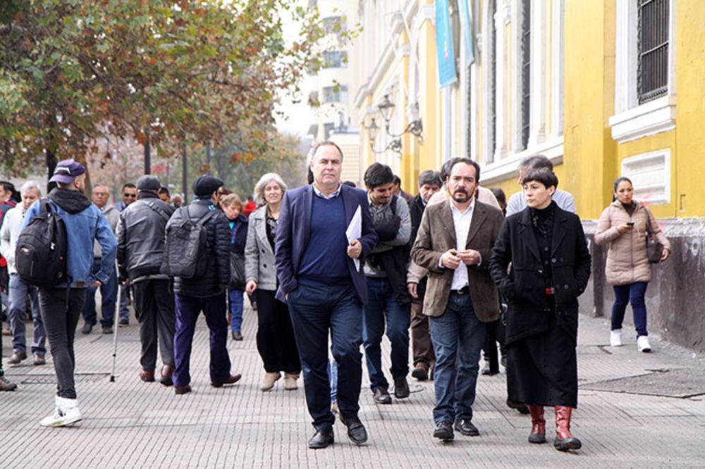 Cerca de 30 académicos caminaron desde la Casa Central de la U. de Chile hasta La Moneda para entregar la misiva. 