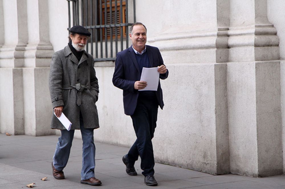 Los académicos a las afuera de La Moneda entregando este documento que aún está abierto a nuevas adhesiones. 