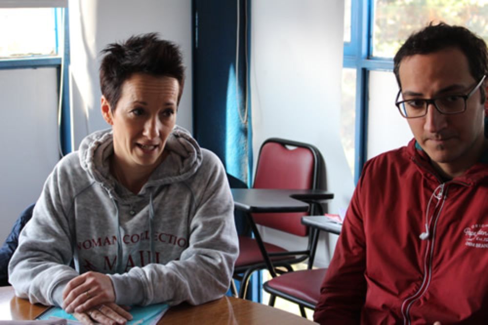 Brigitte conocía algunas palabras, pero Ramy tuvo que aprender todo. Hoy ambos se manejan perfectamente durante la entrevista.