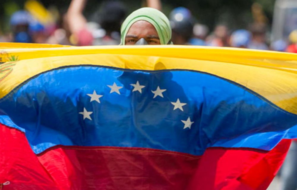 El secretario general de la OEA, Luis Almagro, invocó el artículo 20 de la Carta Democrática basado en materias como la crisis humanitaria generada por la escasez de alimentos y medicinas.