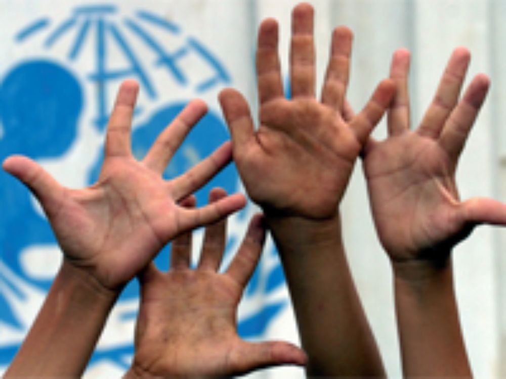 Según la Convención de los Derechos del Niño, el niño posee el derecho a la identidad que implica que todo(a) niño(a) cuente con un nombre, una nacionalidad, conozca a sus padres y ser cuidado(a).