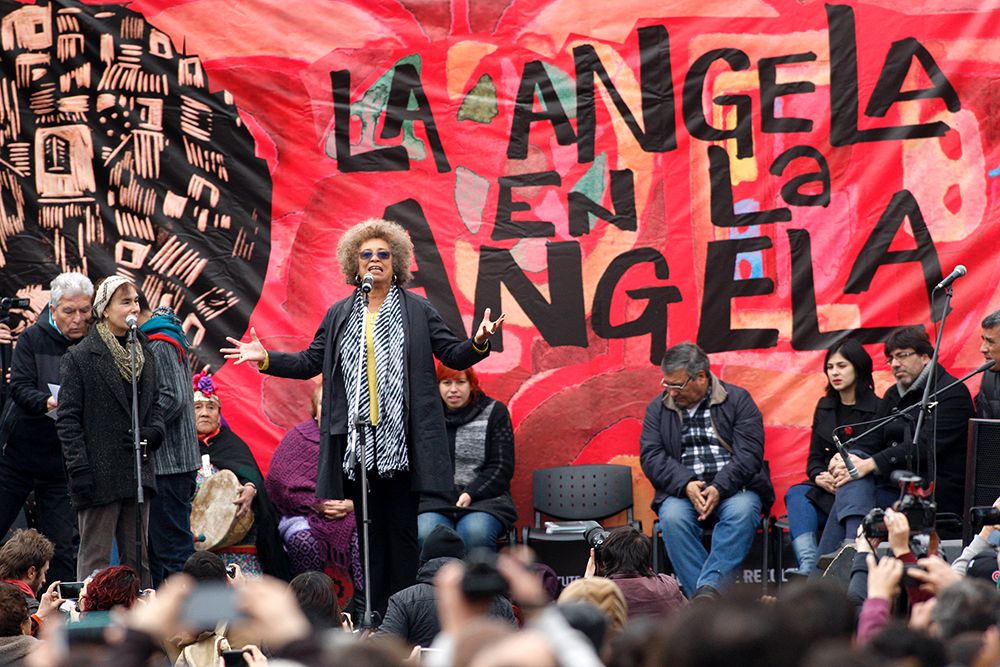 "Todas nuestras luchas están interconectadas", señaló Davis ante los asistentes a este histórico acto.