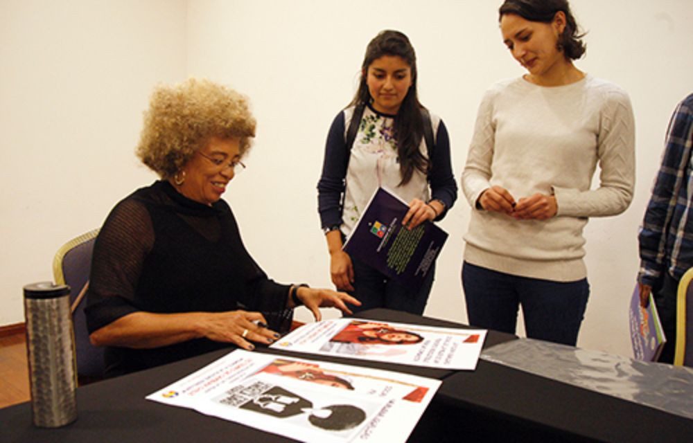 Angela Davis junto a Camila Rojas y Javiera Reyes, presidenta y vicepresidenta de la FECh respectivamente.